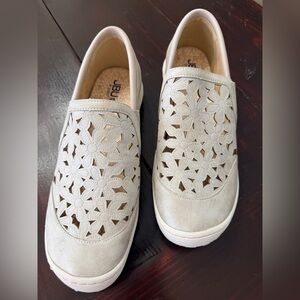 JBU by Jambu EUC Womens Wildflower
Oxford Flat Silver/gray w/memory foam
Sz 10
